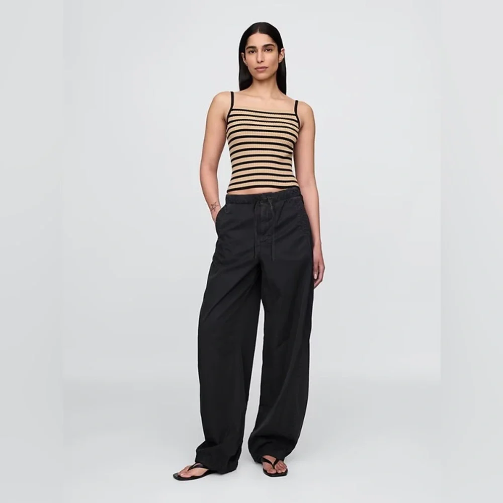 NWT! GAP Black Mid Rise Barrel Parachute Pants - 771394 🩷 - Picture 4 of 5